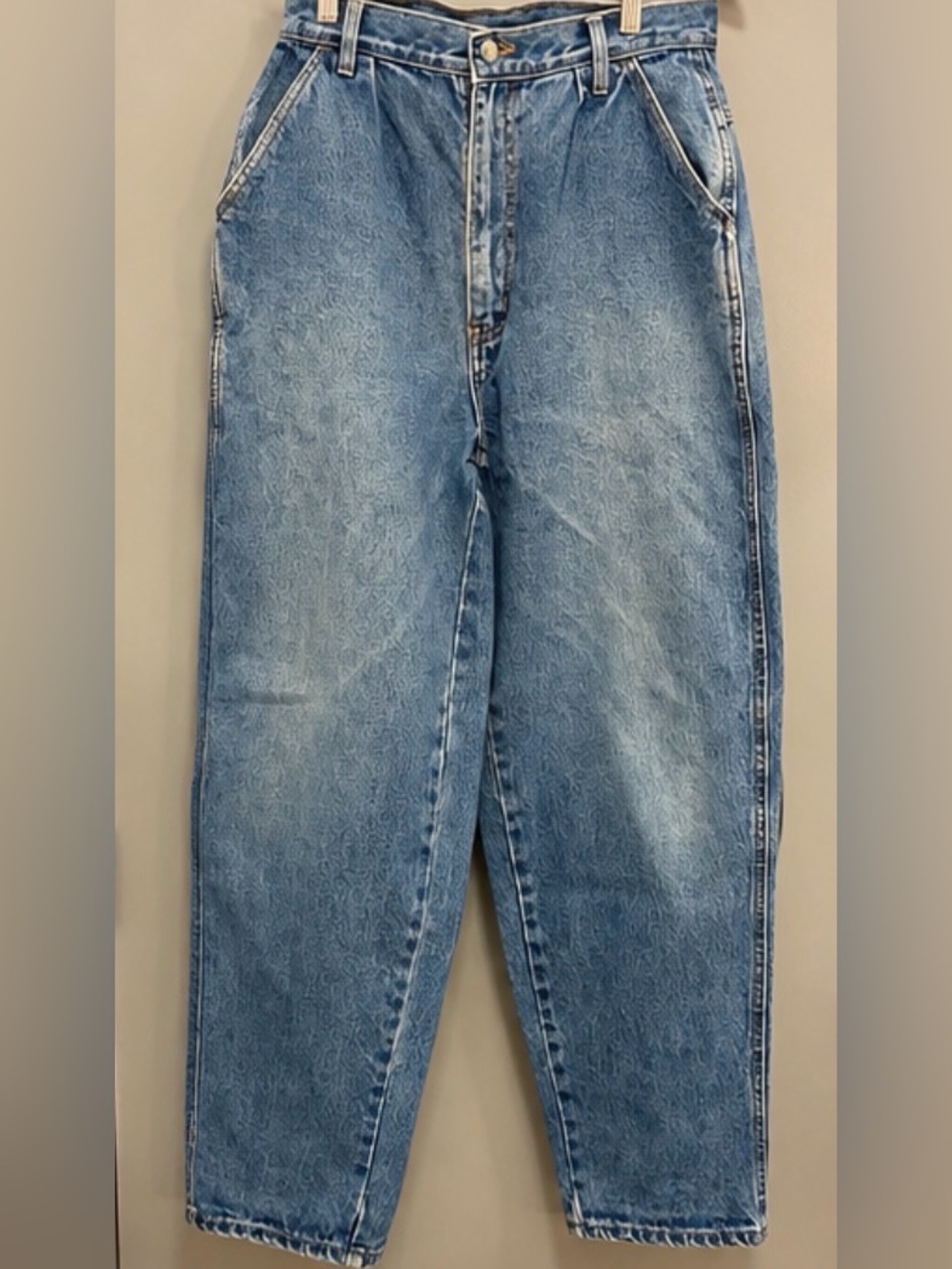 Relaxed High-Rise Women's Jeans in Light Blue Wash